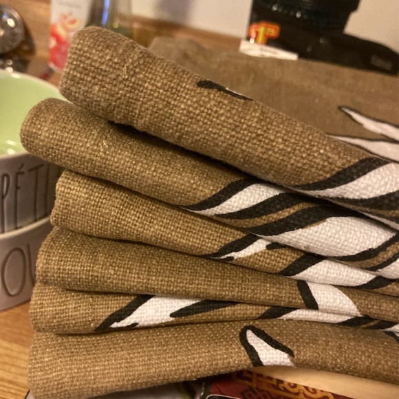 3/$10 SALE Pack of 6 Palm Leaf Placemats - Picture 2 of 4